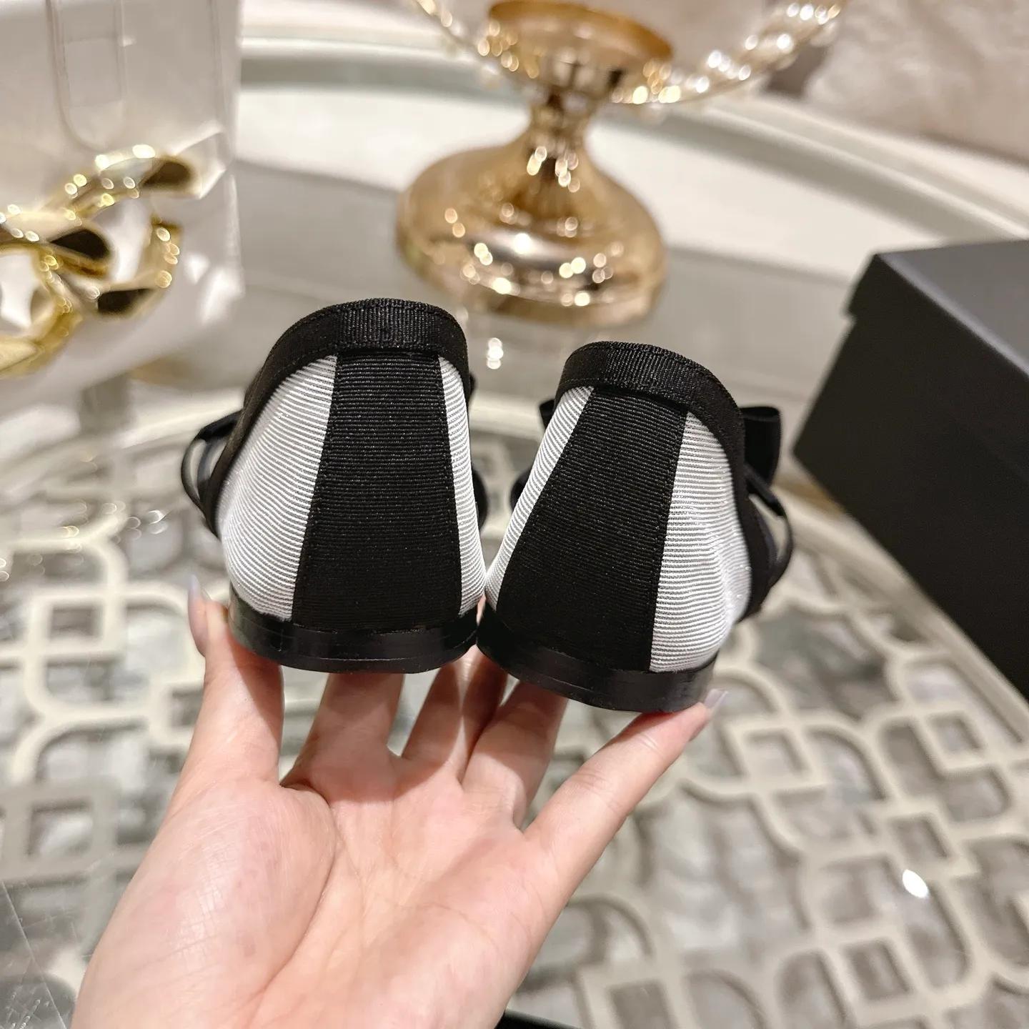 👟👟Ex-factory price 540👟👟 Mesh [purchase-level quality] CHANEL Xiaoxiang 25/A new summer bow-tie shoes 💃 This pair of loafers is really breathtakingly beautiful! Made of cowhide fabric + imported mesh, every detail exudes a sense of high-end ~ classic bow design, Italian genuine leather sole, comfortable and classy on the feet, a perfect must-have for fairies!  🌟 All counters are from the same source! All materials are customized according to the original 1:1, and are developed and patterned from genuine products. The quality is absolutely assured ~ a classic that must be bought every year, a versatile artifact that looks great whether paired with skirts or jeans!  💖 The perfect finishing touch for summer outfits, sisters, just do it! 👉 Fabric: Imported sheepskin Lining: Imported sheepskin Outsole: Private molded outsole Code number: 35-40 (41 customized, non-refundable) Mesh surface